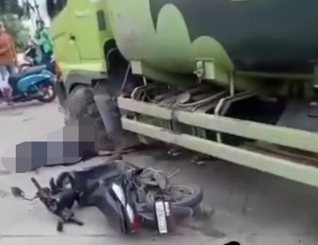 Honda Beat Salip dari Kiri, Pengendaranya Meninggal Terlindas Truk