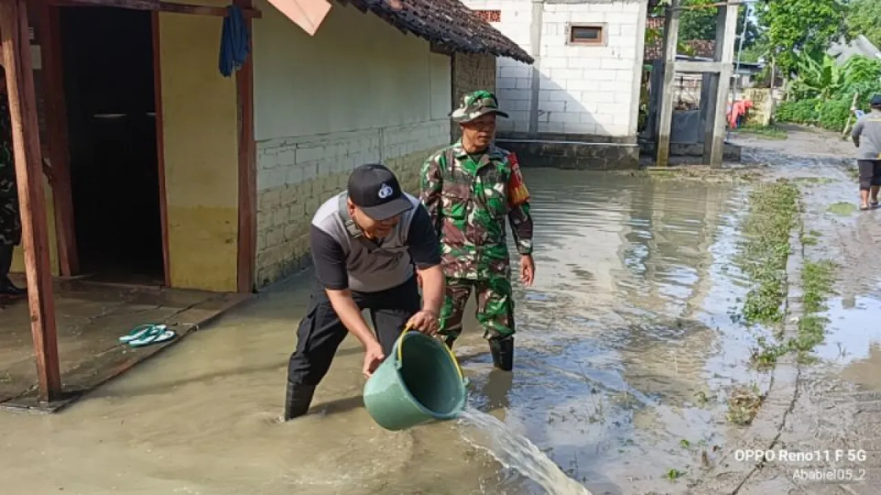 Polres Nganjuk bersama Warga Bersihkan Material Sisa Luapan Sungai Jurang Dandang