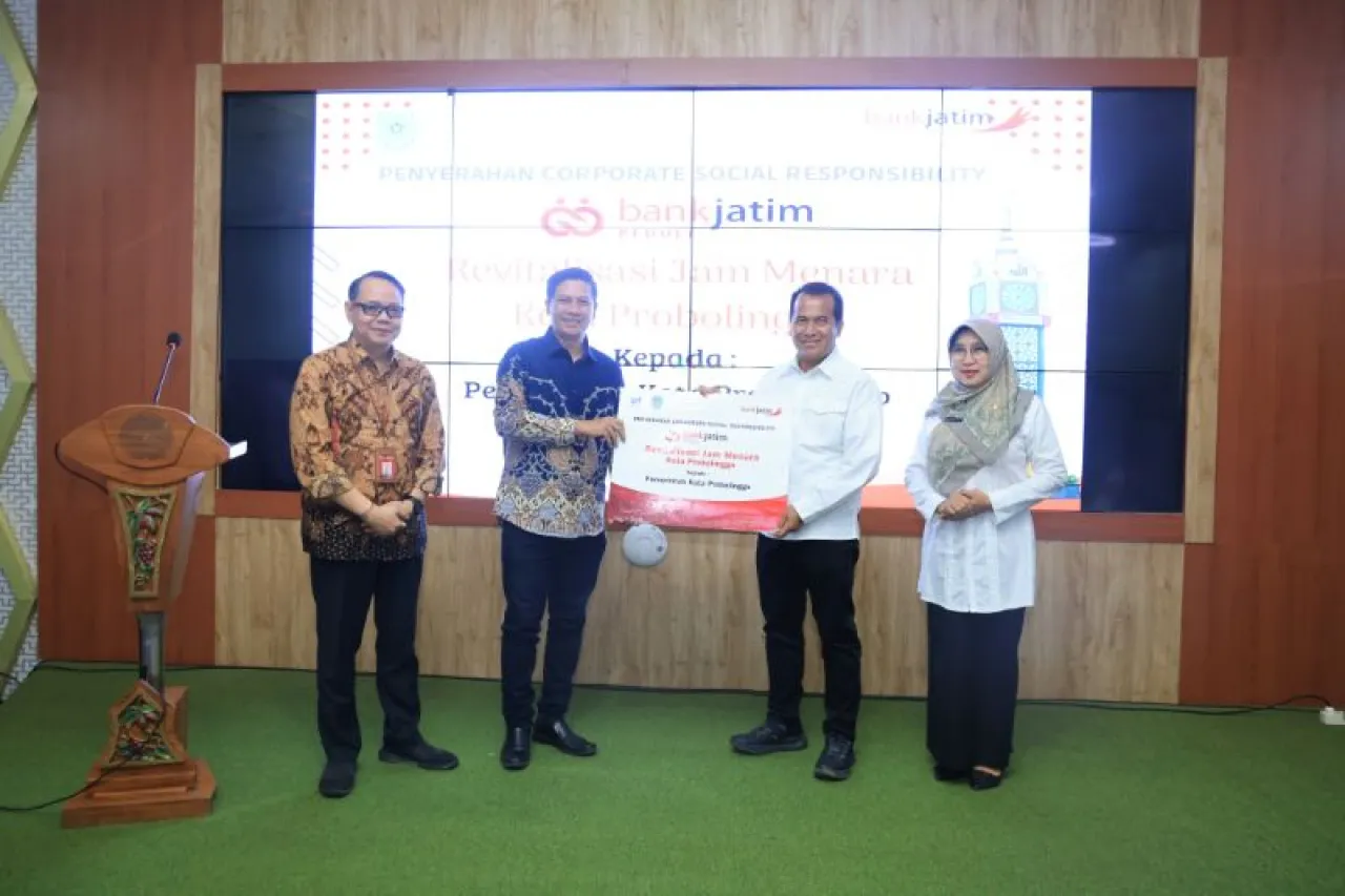 Memperindah Kota Probolinggo, Bank Jatim Bantu Revitalisasi Jam Menara