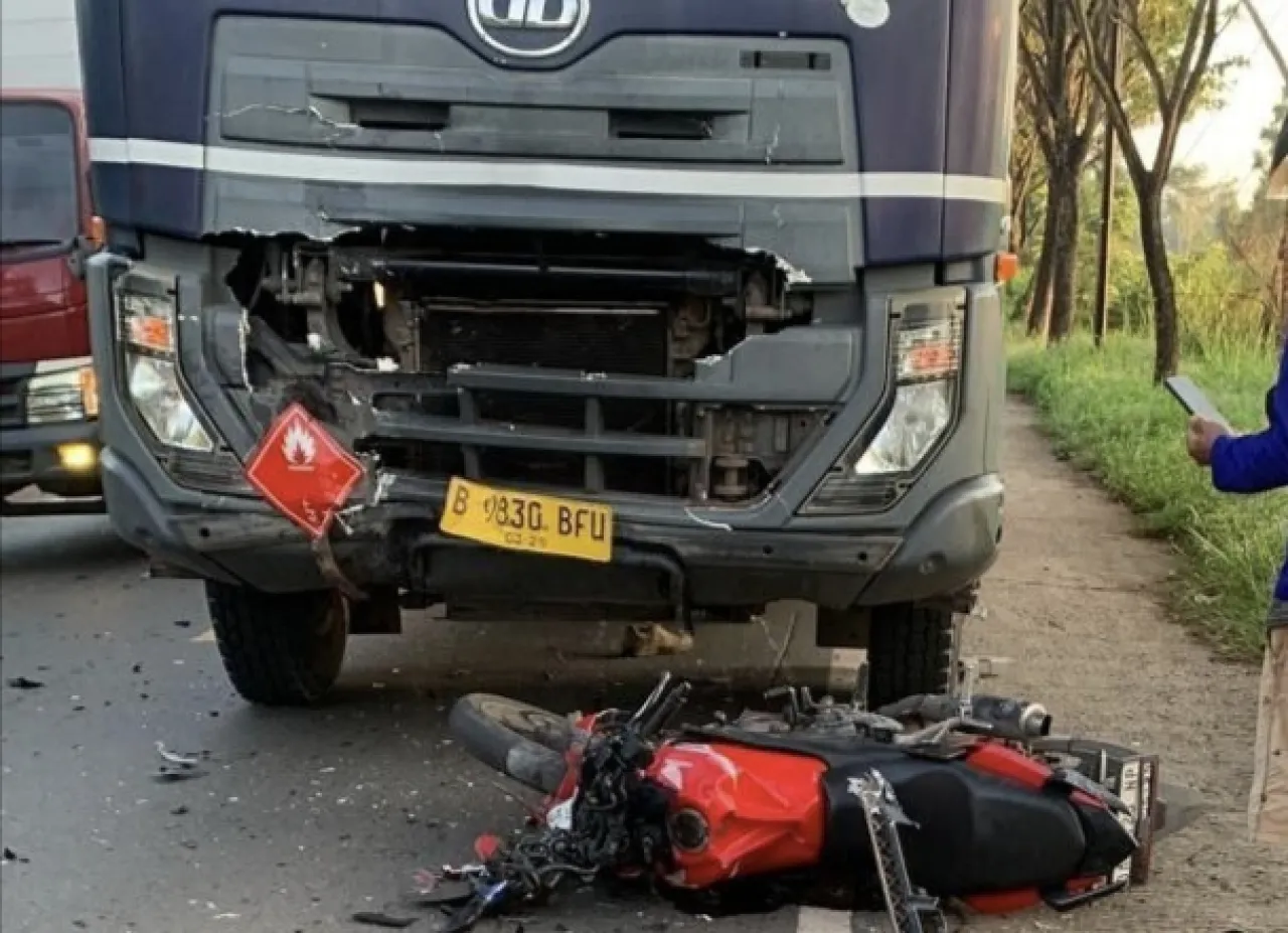 Kondisi motor dan truk usai tabrakan. Foto: Asmi