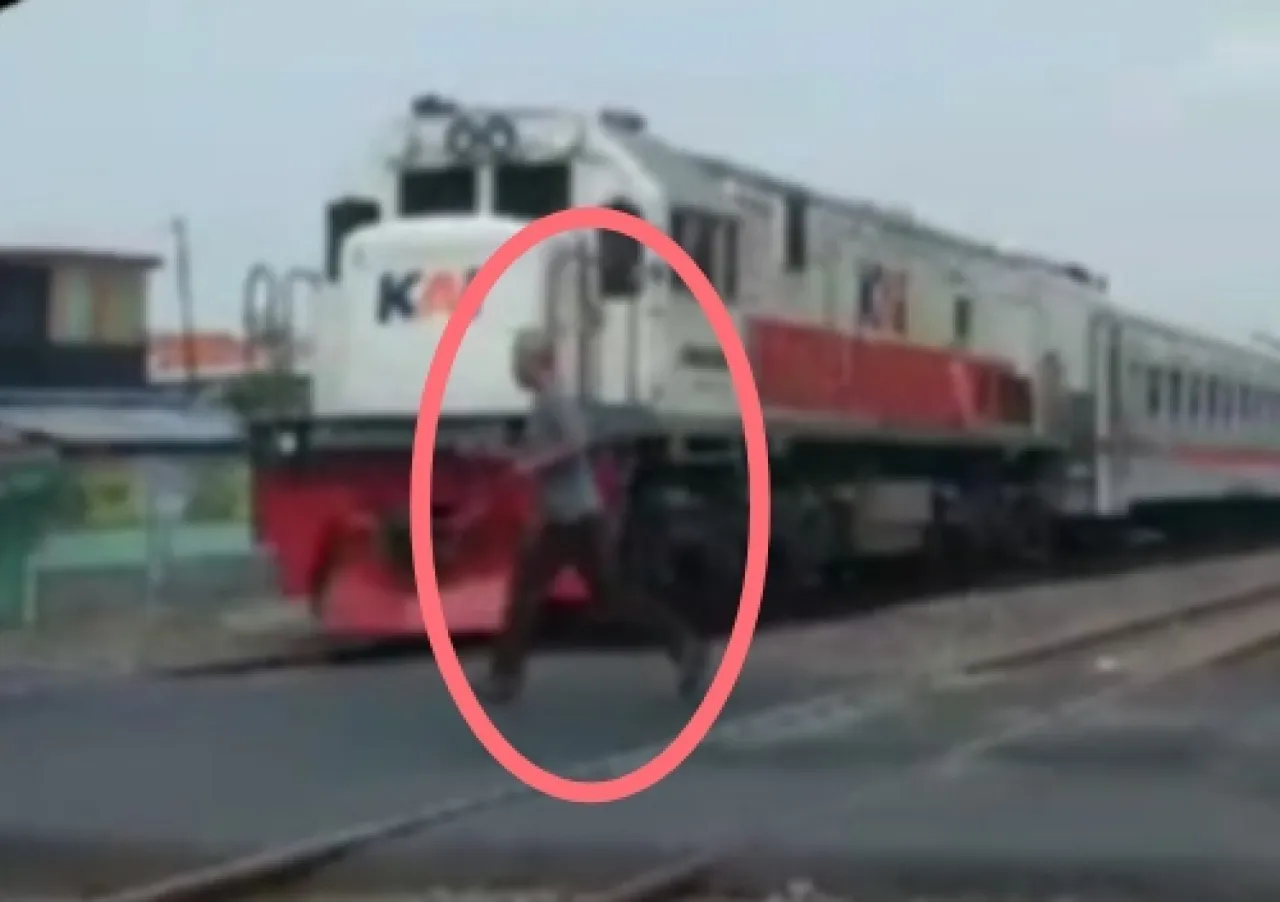 Terobos Palang Perlintasan, Kakek Kustiadi Diserempet KA 