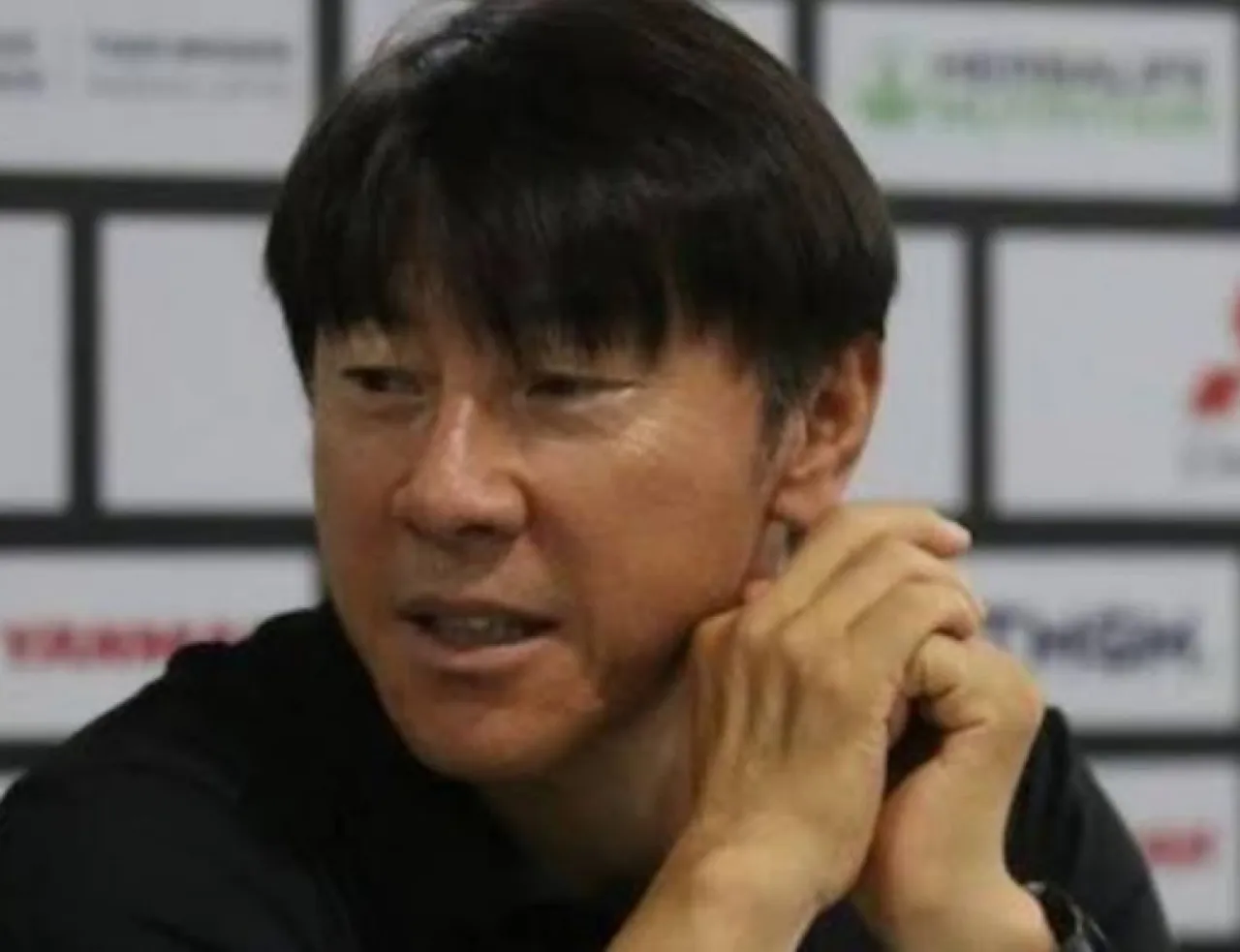Shin Tae-yong Senang Diajak Foto Suporter Timnas Indonesia