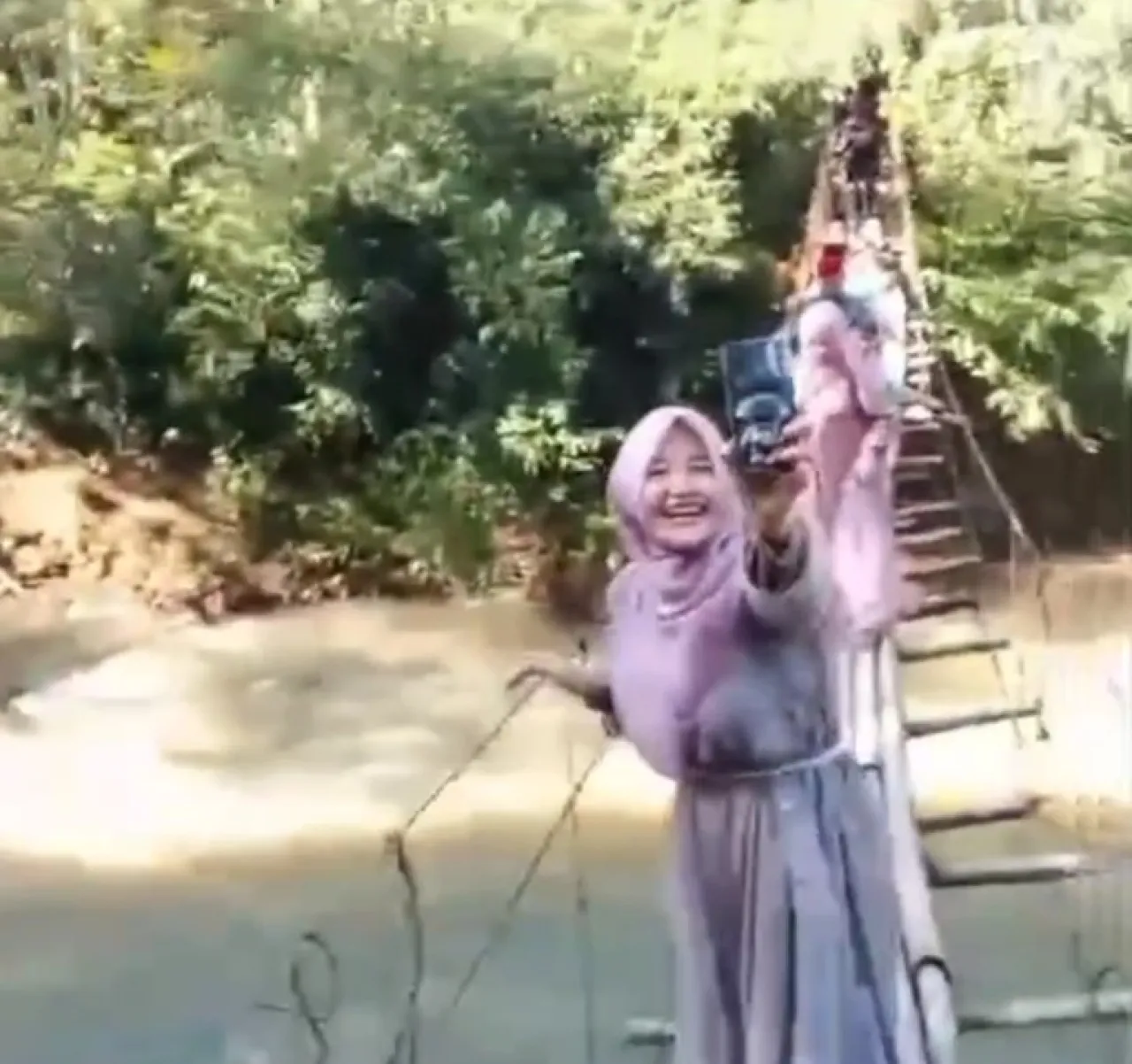 Mau Ziarah usai Sholat Id, Para Wanita Ini Jatuh dari Jembatan Gantung