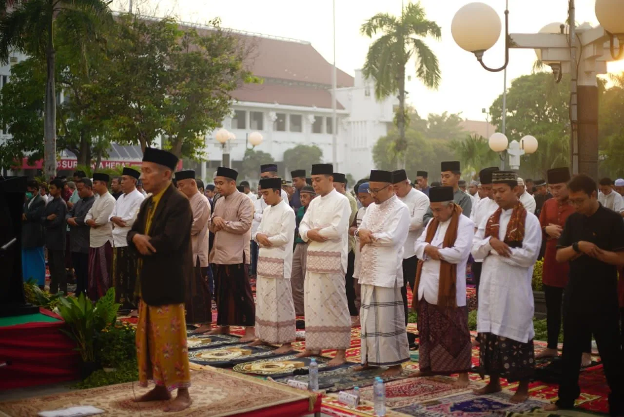 Shalat Idul Fitri di Taman Surya, Wali Kota Eri Siap Menjadikan Surabaya Lebih Baik Pasca Ramadhan