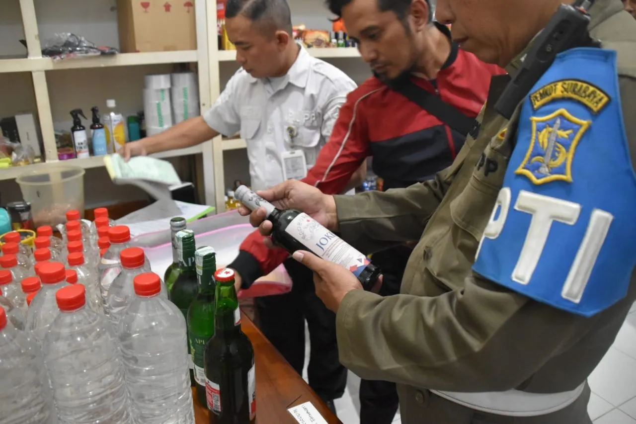Satpol PP Surabaya Kembali Sita Puluhan Minuman Alkohol di Toko Kelontong