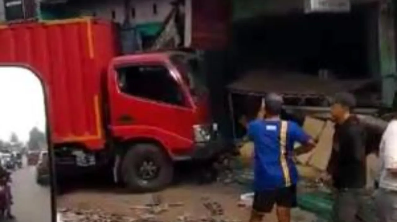 Tabrak Rumah Makan Padang di Cileungsi Bogor,Pengemudi Truk Boks Ngantuk!