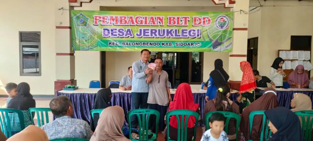 65 Warga Terima Bantuan Langsung Tunai di Pendopo Desa Jeruk Legi