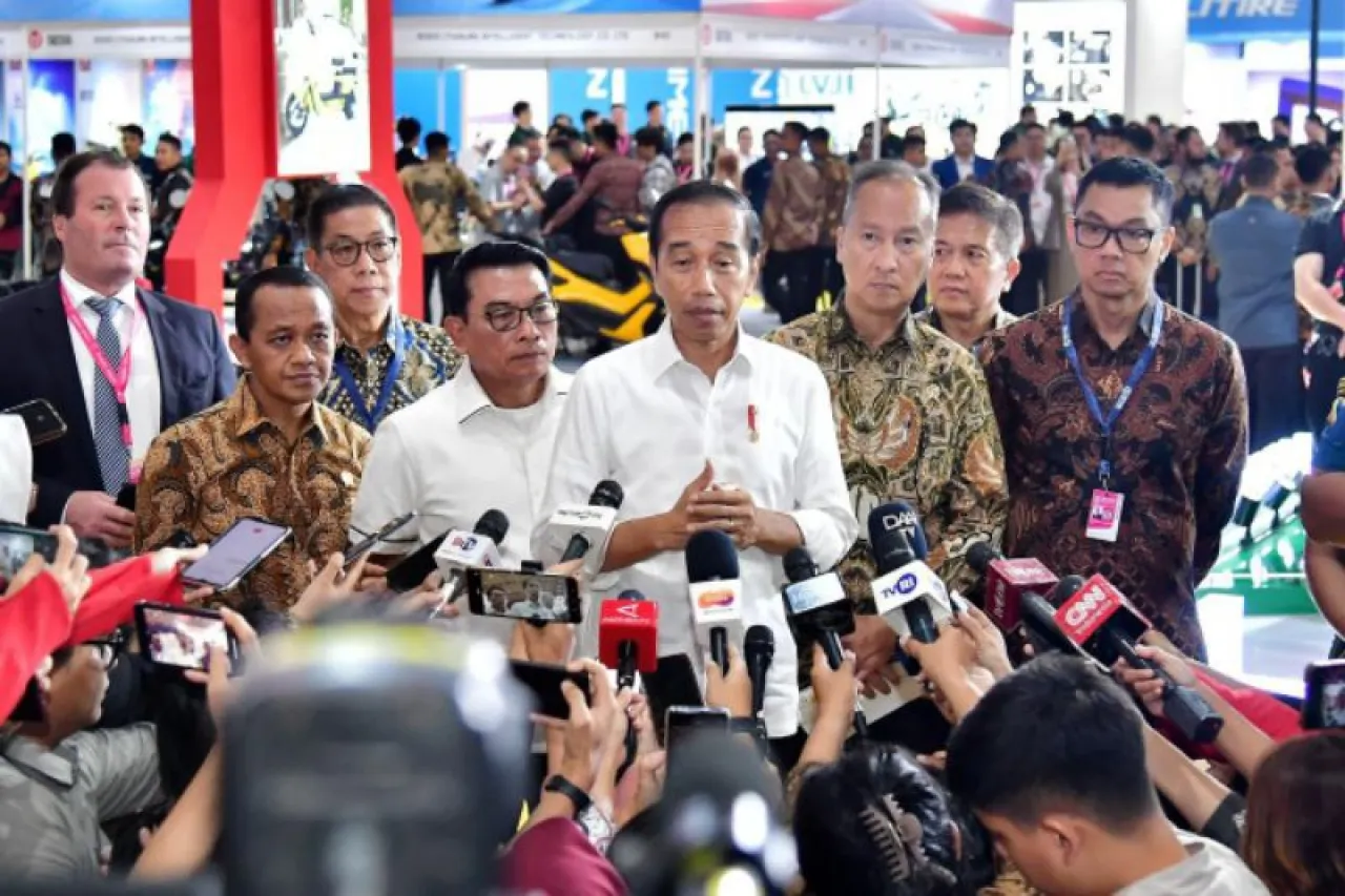 Dikunjungi Presiden Jokowi, Dirut PLN Paparkan Kesiapan Ekosistem Kendaraan Listrik di Booth PLN