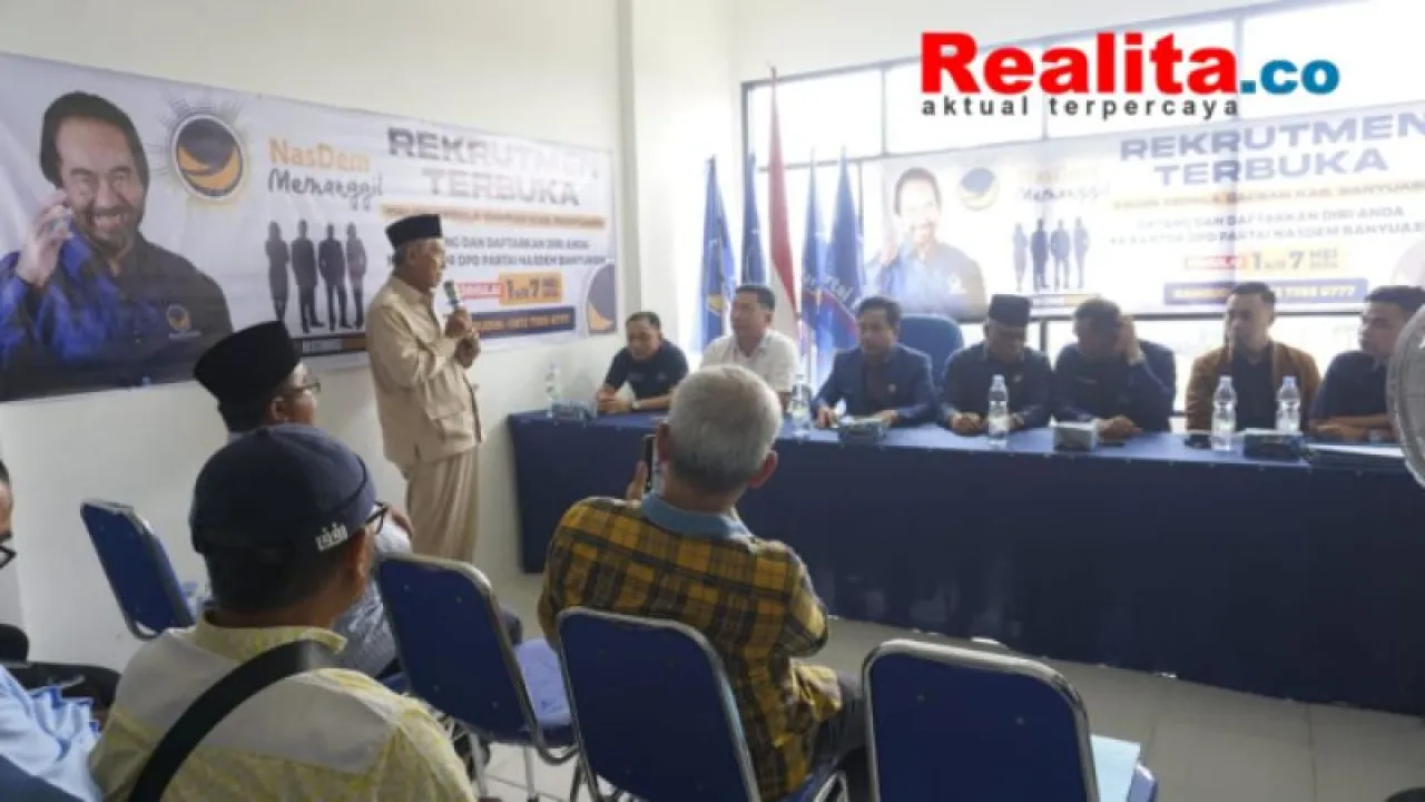 H.Slamet Somosentono Kembalikan Berkas Formulir Pendaftaran ke Nasdem