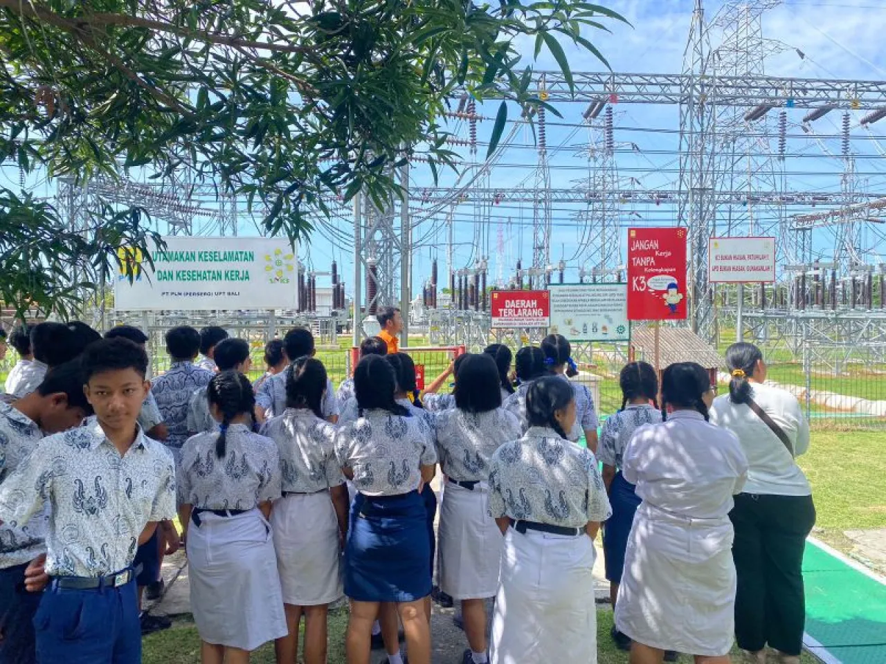Giat Edukasi PLN UPT Bali untuk Generasi Muda Amankan Sistem Kelistrikan Jelang WWF ke-10 di Bali