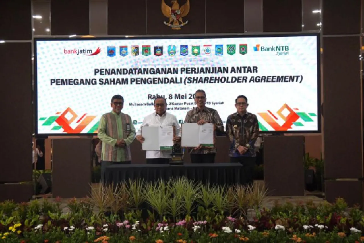 Mantab Ber-KUB, Bank Jatim - Bank NTB Syariah Teken Shareholder Agreement
