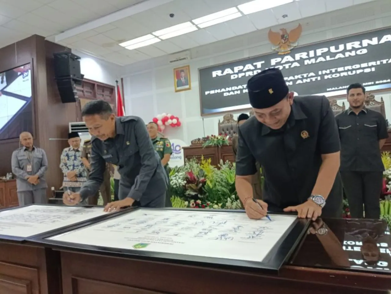 Ketua DPRD Kota Malang I Made Riandiana Kartika dan Pj Wali Kota Malang Wahyu Hidayat saat menandatangani pakta integritas anti korupsi. (Foto: Muhammad/realita)