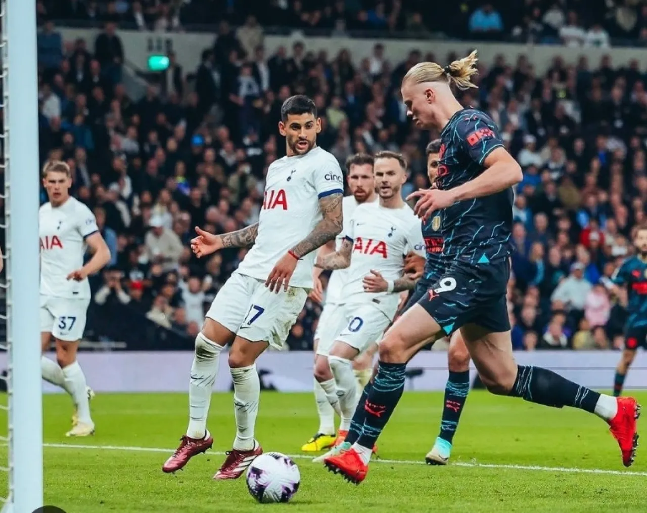 Manchester City Gunduli Spurs 2-0, Tropi Juara di Depan Mata
