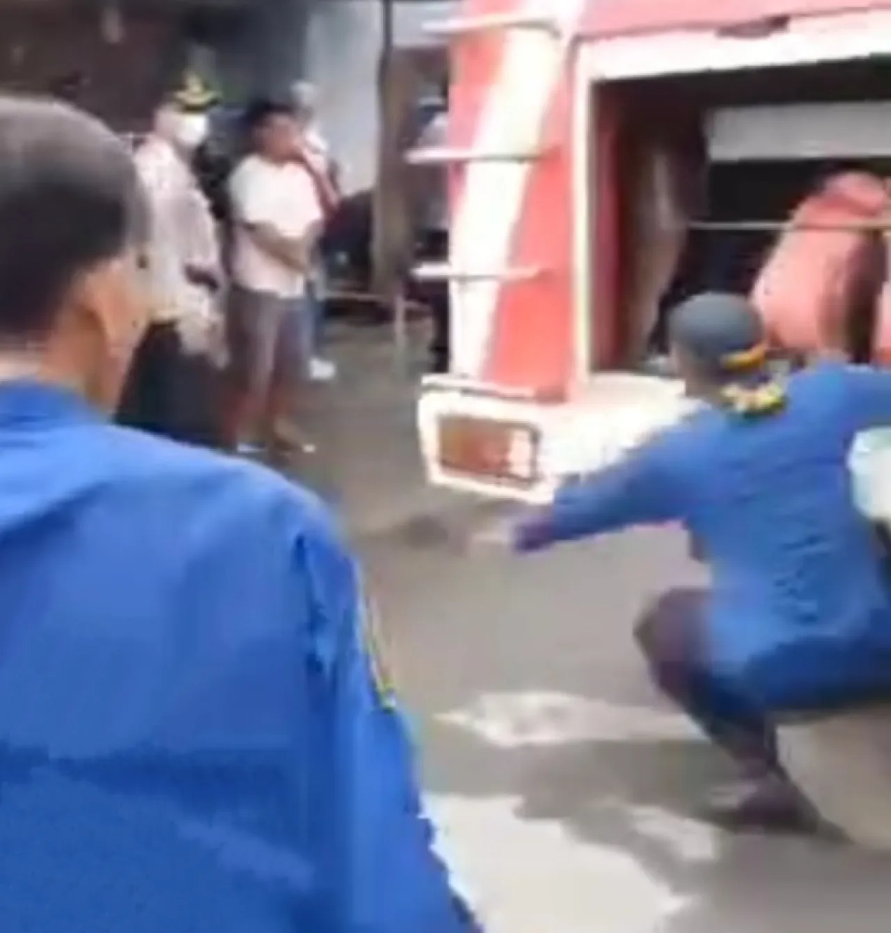 Jalan Mundur, Mobil Damkar Melindas Petugas Damkar