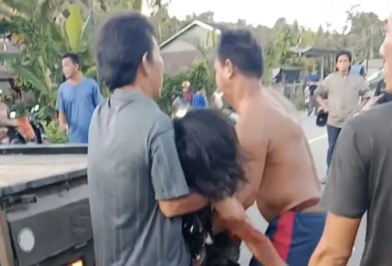 Trailer Tronton Tumbang di Jalan Raya Sedau Singkawang