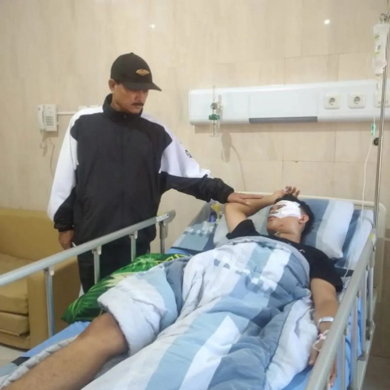Mantan Wali Kota Madiun periode 2019-2024, Maidi saat menjenguk ketiga korban penyerangan dan pengrusakan kelompok gengster di RSUD Kota Madiun, Senin (20/5/2024). Foto: Adi