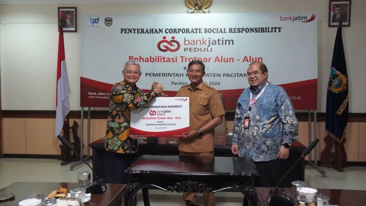 Peduli Keindahan, Bank Jatim Rehab dan Tata Trotoar Alun-Alun Pacitan