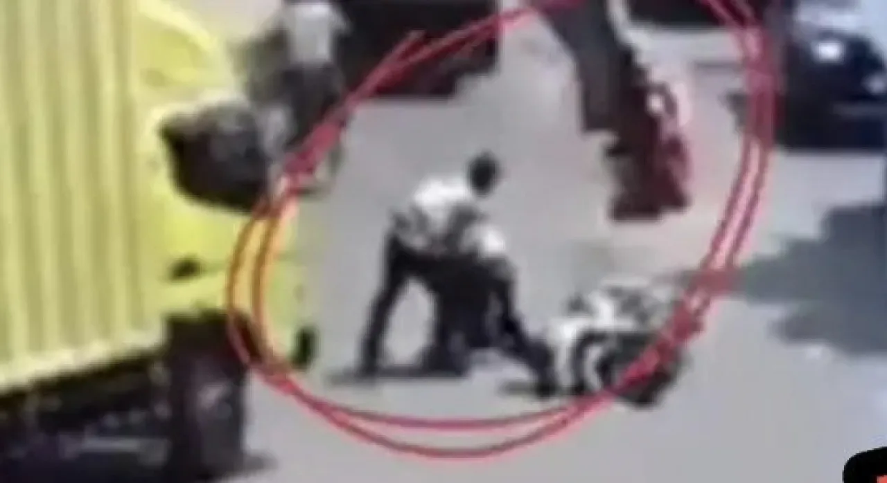 Diduga Kaget saat Dihadang Polisi, Pengendara Motor Jatuh lalu Telindas Truk