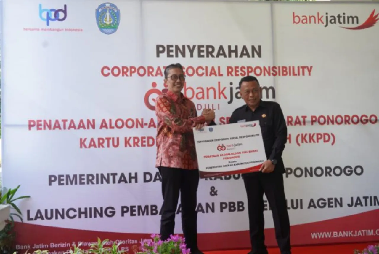 Sinergi dengan Pemkab Ponorogo, Bank Jatim Bantu Mempercantik Alun-Alun