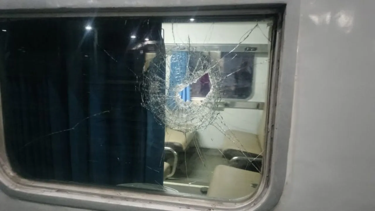 Aksi Vandalisme Terjadi di Jalan Ambengan, 7 Kaca KA Pasundan Pecah