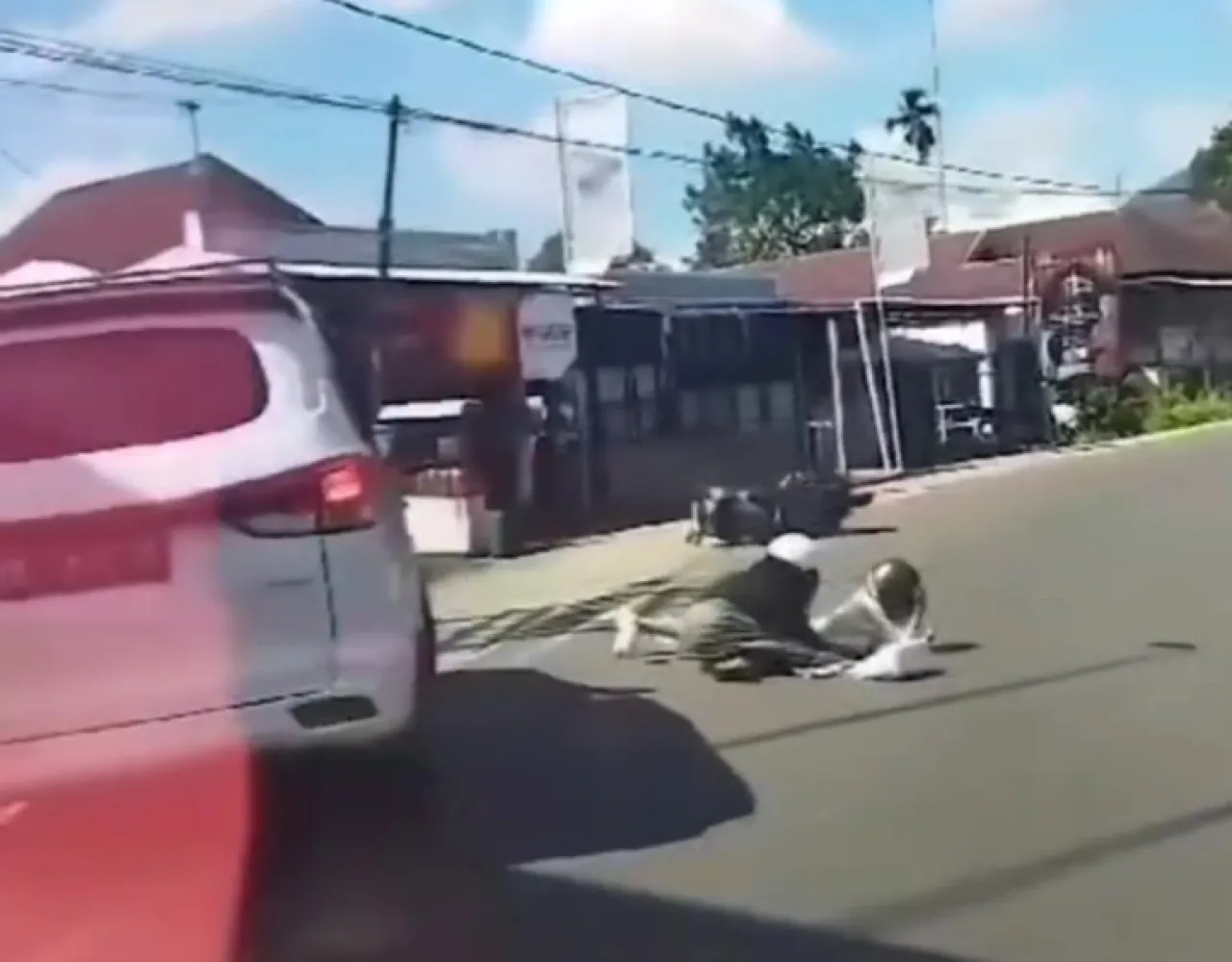 Usai Tabrak Motor di Belokan, Wuling Putih Melarikan Diri