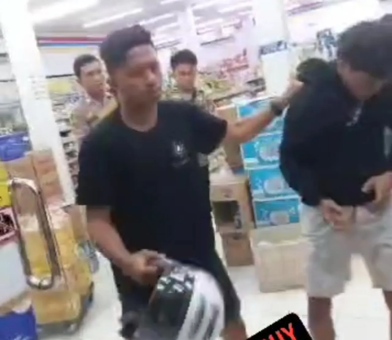 Dua Pemuda Gagal Merampok Minimarket lalu Dihajar Warga