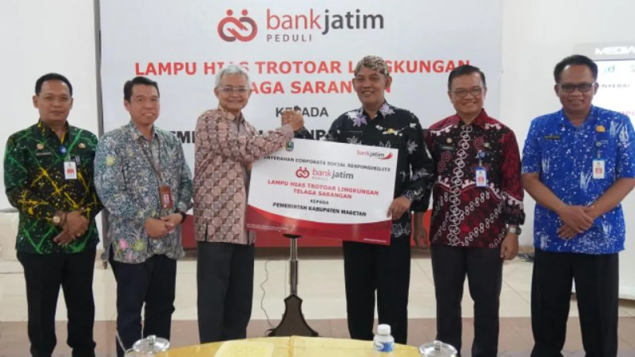 Bank Jatim Bantu Lampu Hias Telaga Sarangan dan Beasiswa Mahasiswa UWKS