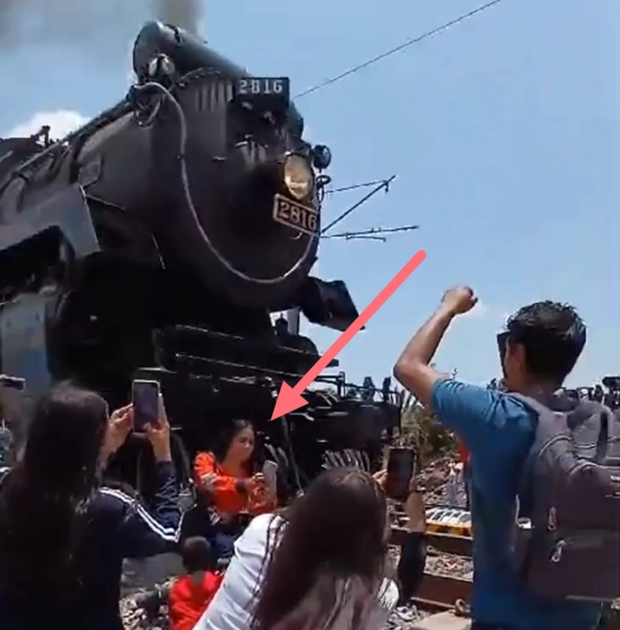Asyik Foto-fotoan di Pinggir Rel, Wanita Ini Tewas Ditabrak Kereta