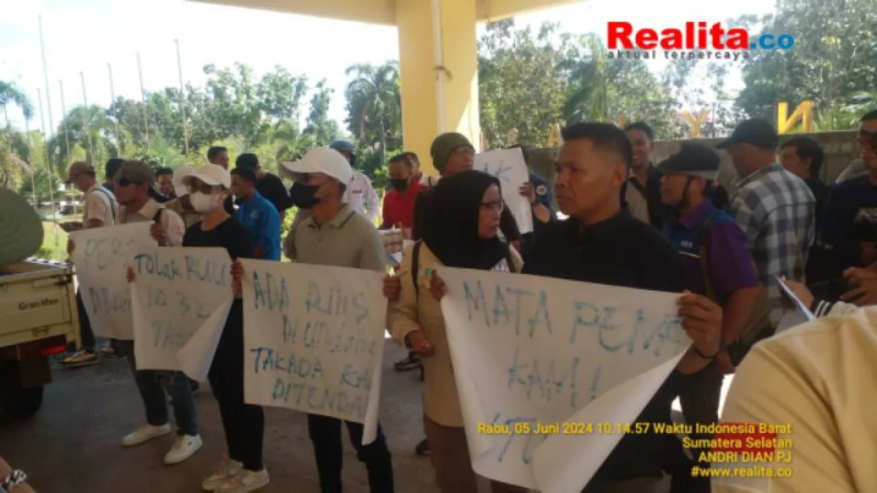 Tolak Revisi UU Penyiaran, Puluhan Wartawan Gelar Aksi Damai di DPRD Banyuasin 