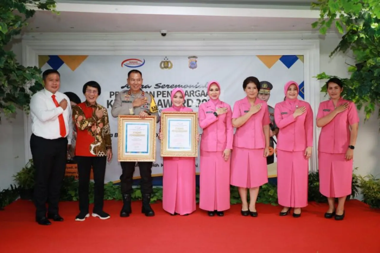 Kapolda Kaksel dan Ketua Bhayangkari Raih Penghargaan Kak Seto Award 2024