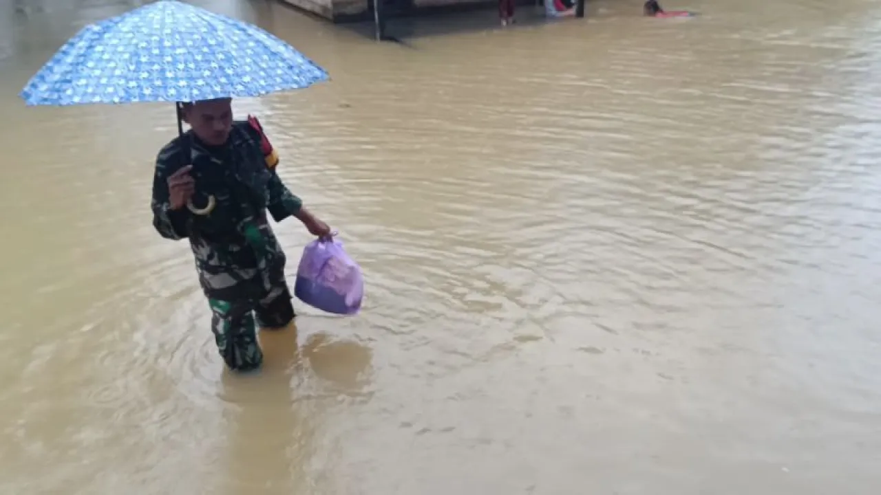 Giat Jumat Berkah, Posko Satujiwa Sambangi Warga yang Terdampak Banjir
