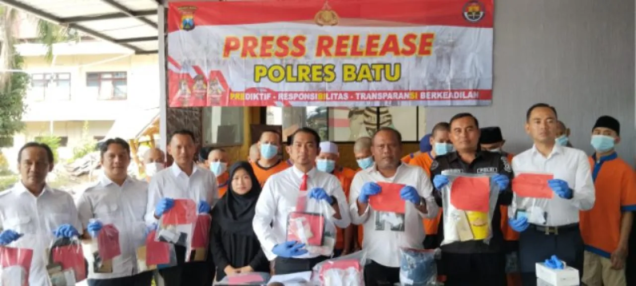 Kasat Resnarkoba Polres Batu, Iptu Ariek Yuly Irianto saat menunjukan barang bukti para tersangka, Jumat (14/6/2024). Foto: Suprianto