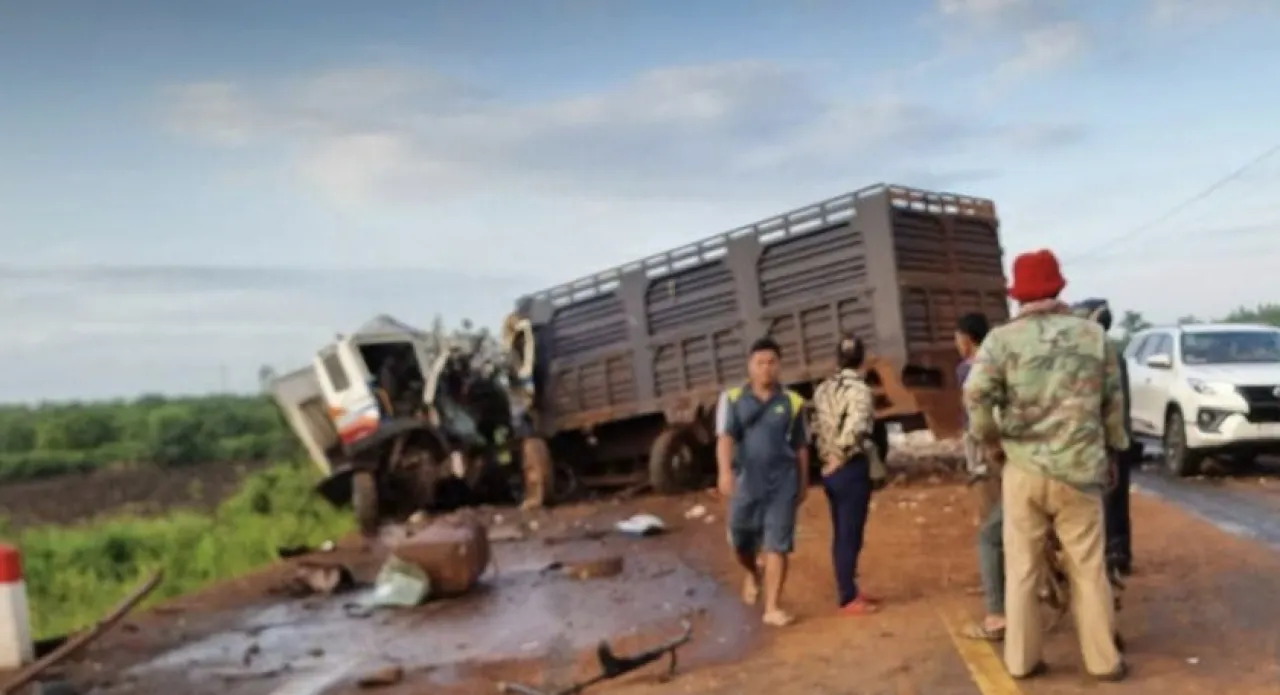 Dua Kendaraan Berat Tabrakan, 7 Tewas dan 1 Luka Berat