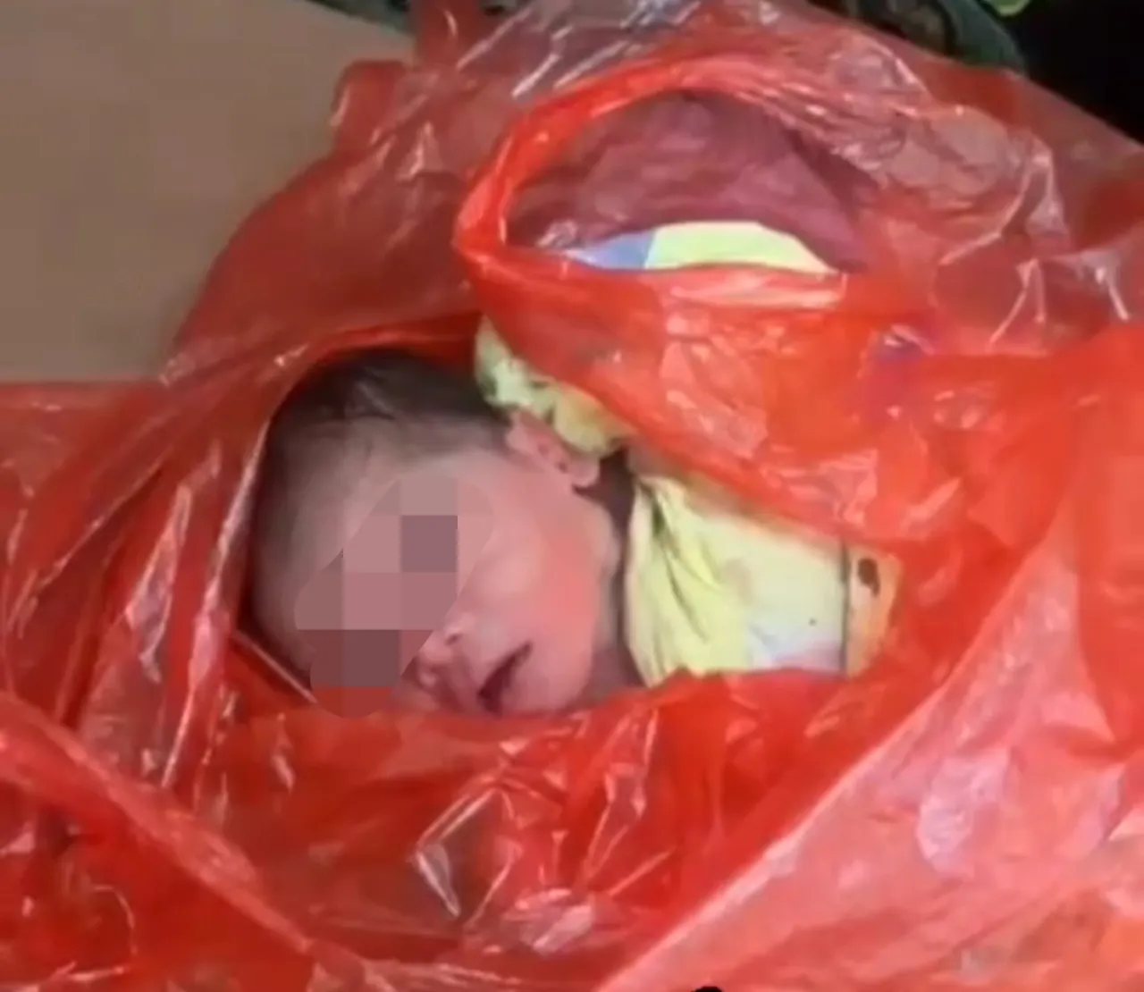 Bayi Masih Dililit Tali Pusar Dimasukkan Tas Kresek lalu Digeletakkan Depan Rumah Warga