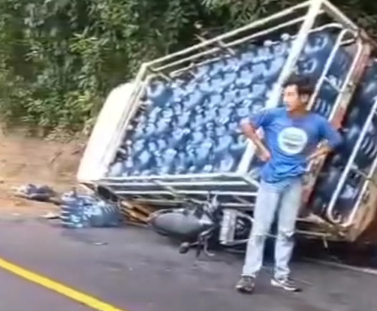 Rem Blong, Truk Angkut Galon Terguling dan Tindih Pengendara Motor