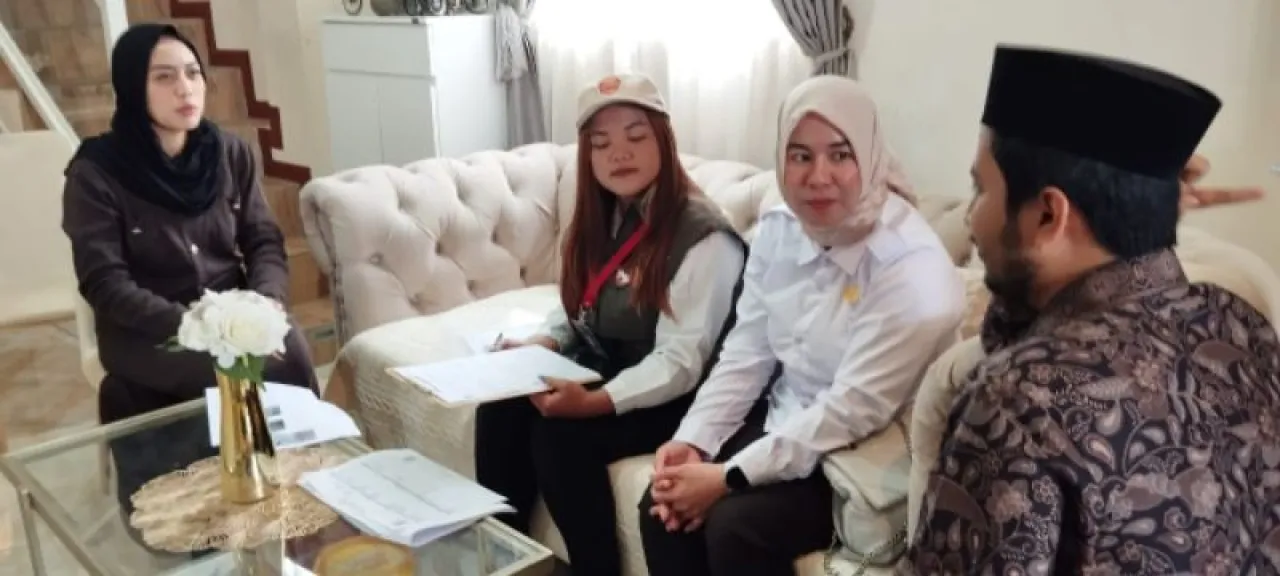 Petugas Pantarlih Disambut Ramah Pemilik Rumah saat Coklit Data Pemilih