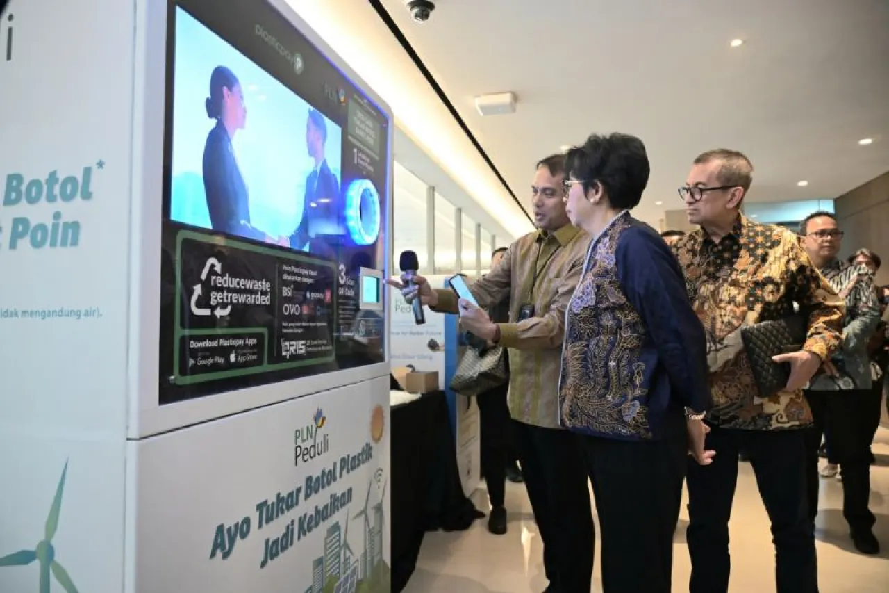 PLN Sediakan Mesin Penampung Botol Plastik dan Baju Bekas di Lingkungan Kantor