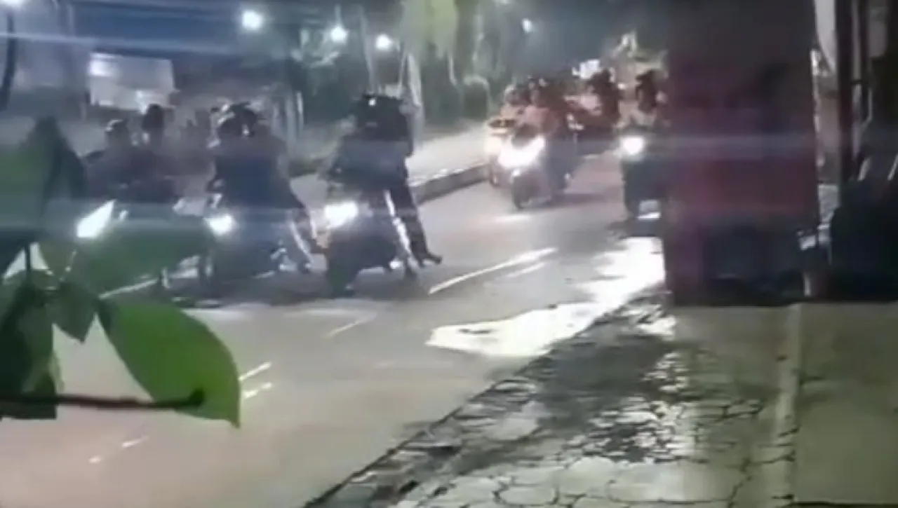 Puluhan Pemuda Naik Motor dan Bersajam Serang Warga Semarang secara Acak