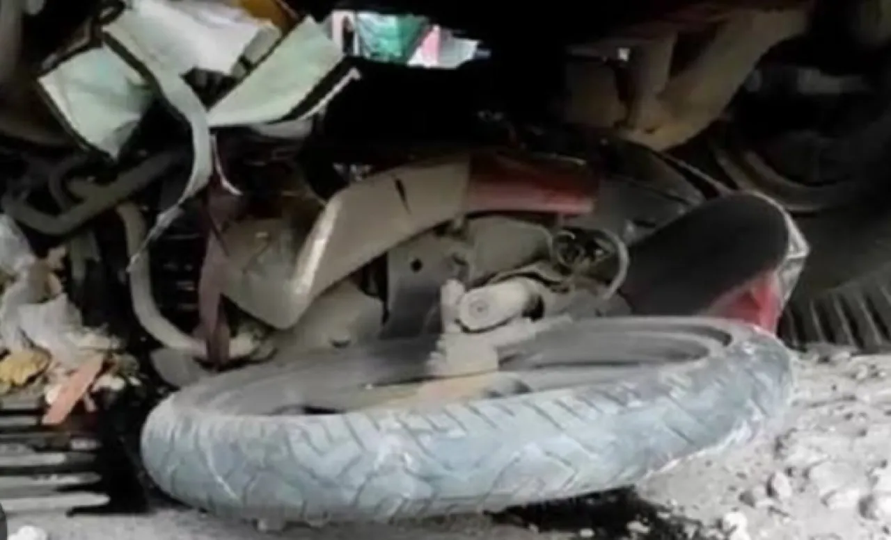 Motor Hilang Kendali saat Belok, Pengemudi Jatuh lalu Dilindas Truk