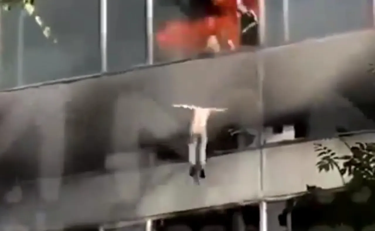 Gedung Perkantoran Terbakar, Karyawan Lompat dari Lantai Atas Menyelamatkan Diri