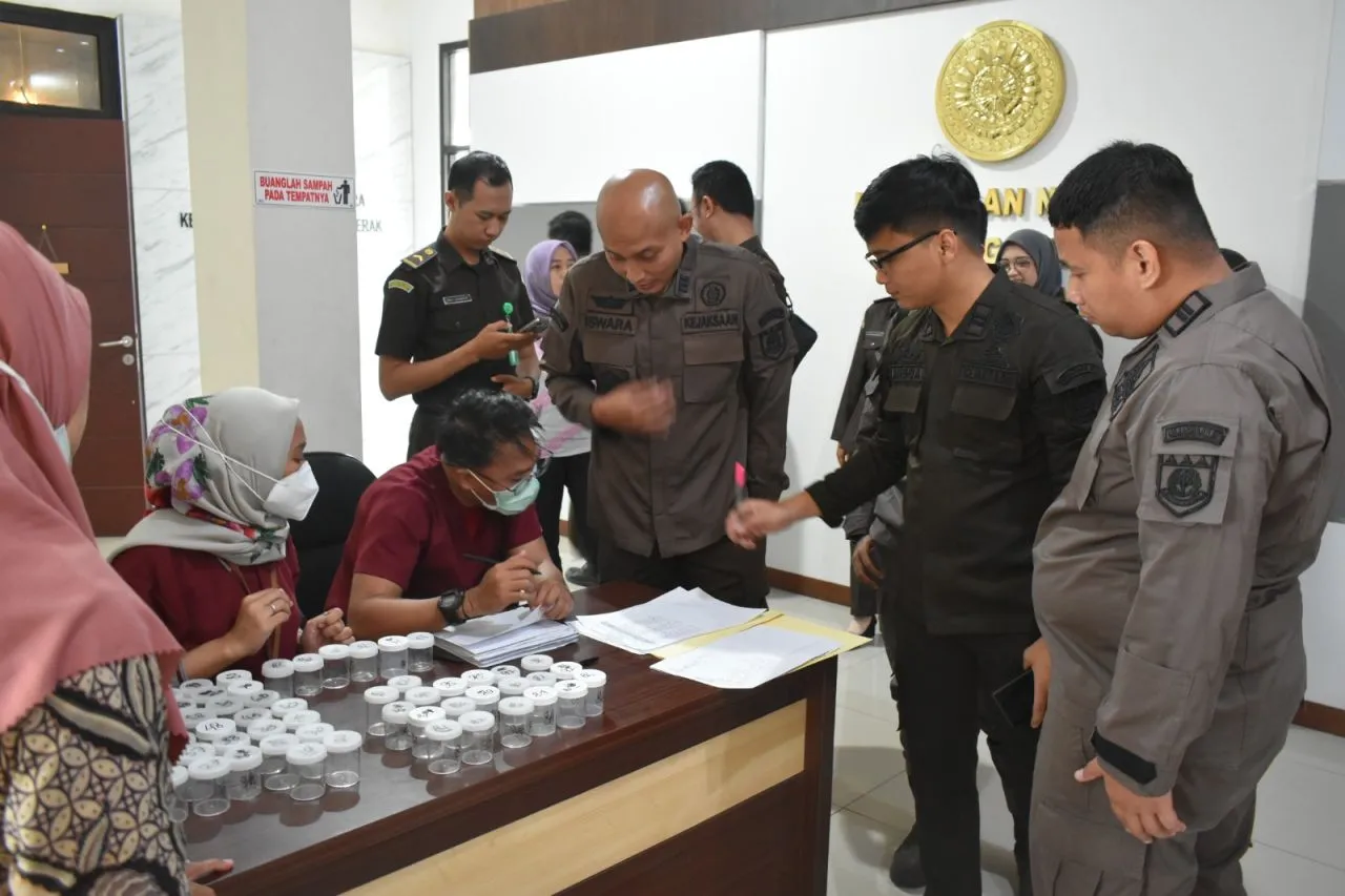 Cegah Penyalahgunaan Narkoba, Kejari Tanjung Perak Tes Urine Seluruh Pegawainya
