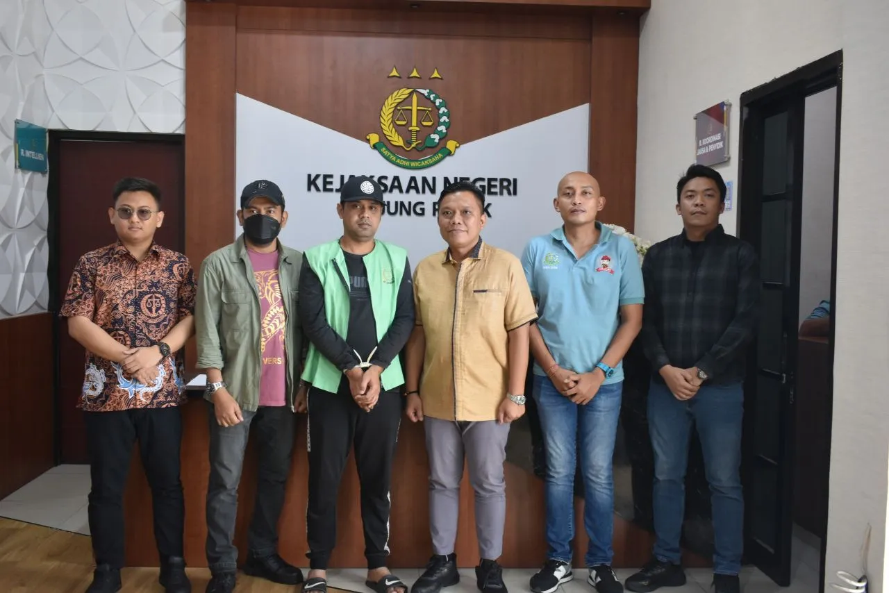 DPO Firman Ageng Pamelang mengenakan rompi hijau saat di Kejaksaan Negeri Tanjung Perak