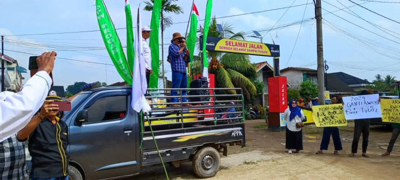 Warga RW 3 Kelurahan Sukajadi, Kecamatan Talang Kelapa, Gelar Aksi Damai di Kantor Kelurahan