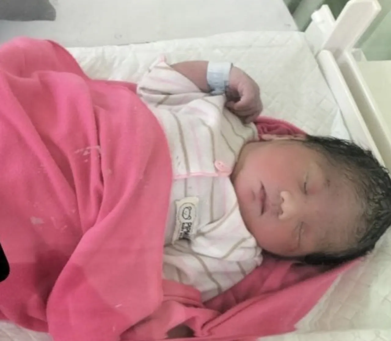 Bayi Tanpa Pakaian Ditemukan di Tumpukan Sampah