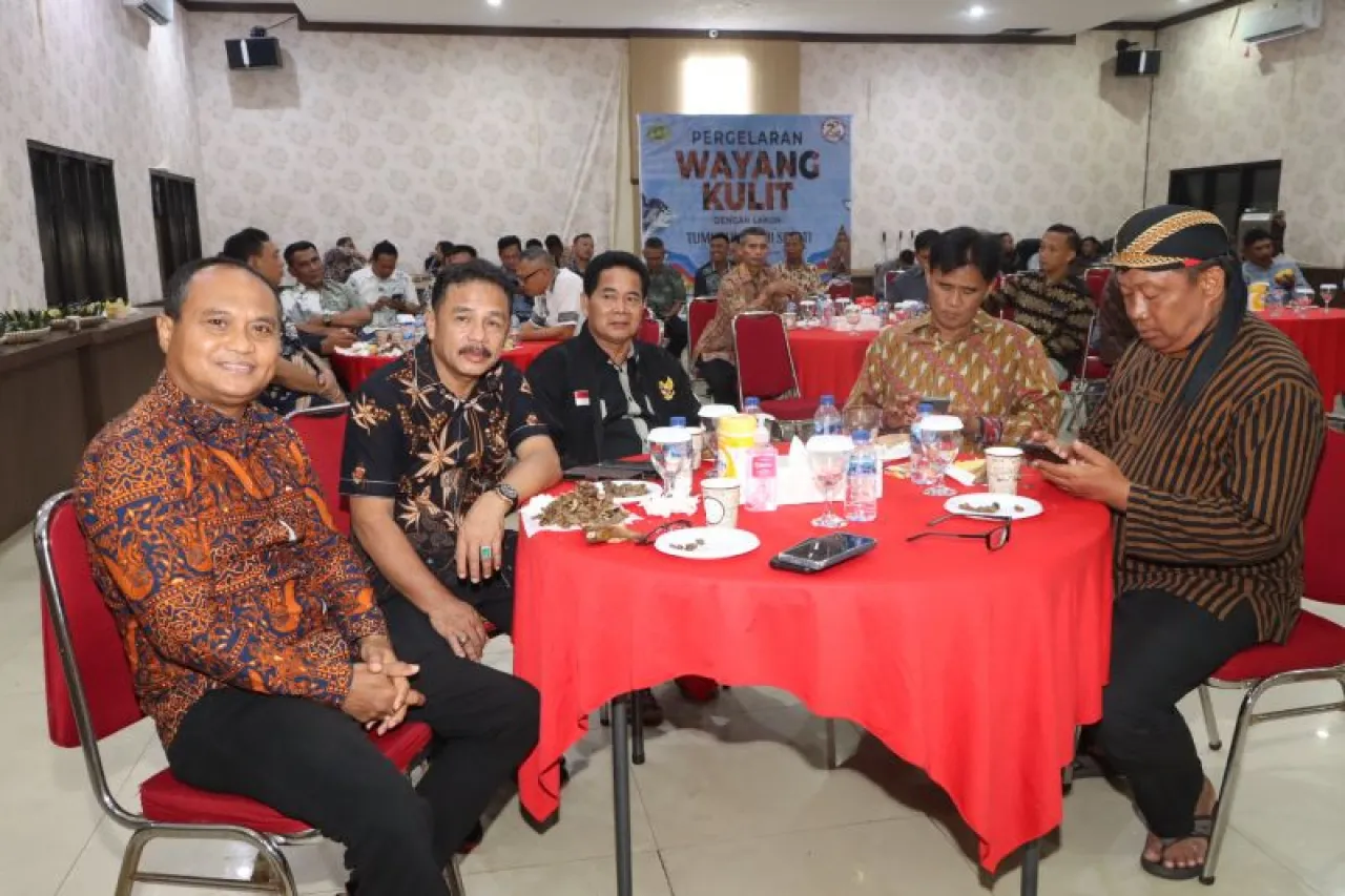 Polres Kotabaru Gelar Acara Nonton Datang Kulit Sebagai Penutup Rangkaian Acara HUT Bhayangkara ke-78