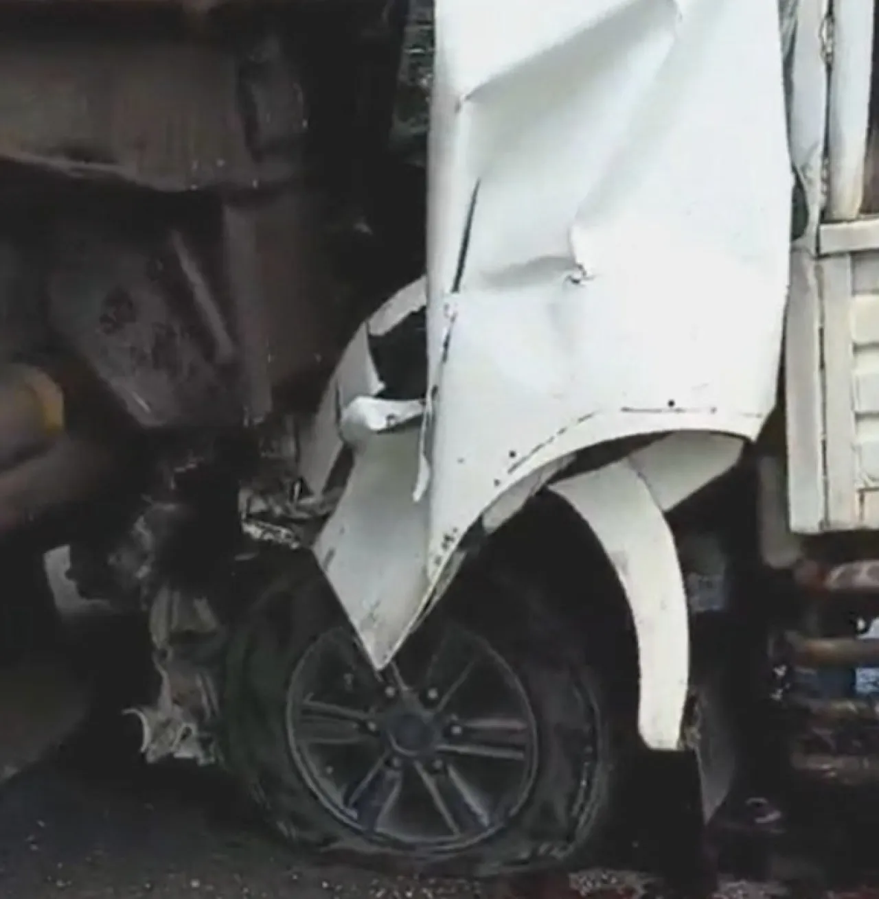 Pick Up Angkut Lele Tabrak Truk dari Belakang di Tol Pekanbaru-Dumai, 1 Tewas