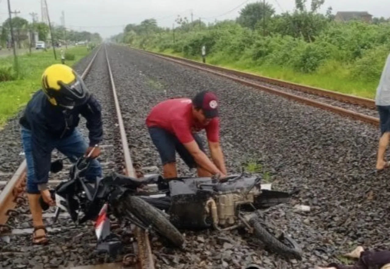 Sudah Diteriaki 'Awas Ono Sepur', Wanita Ini Cuek Saja hingga Ditabrak KA