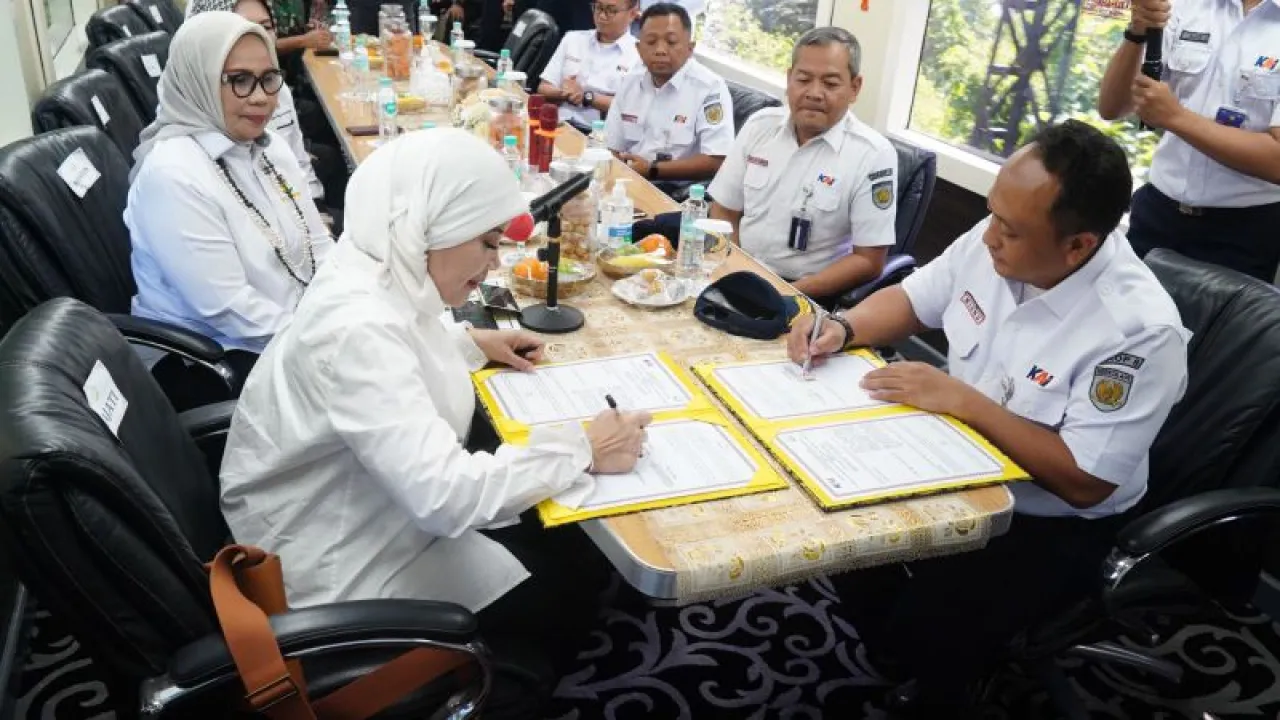 KAI dan Kejati Jatim Teken PKS di Atas KA