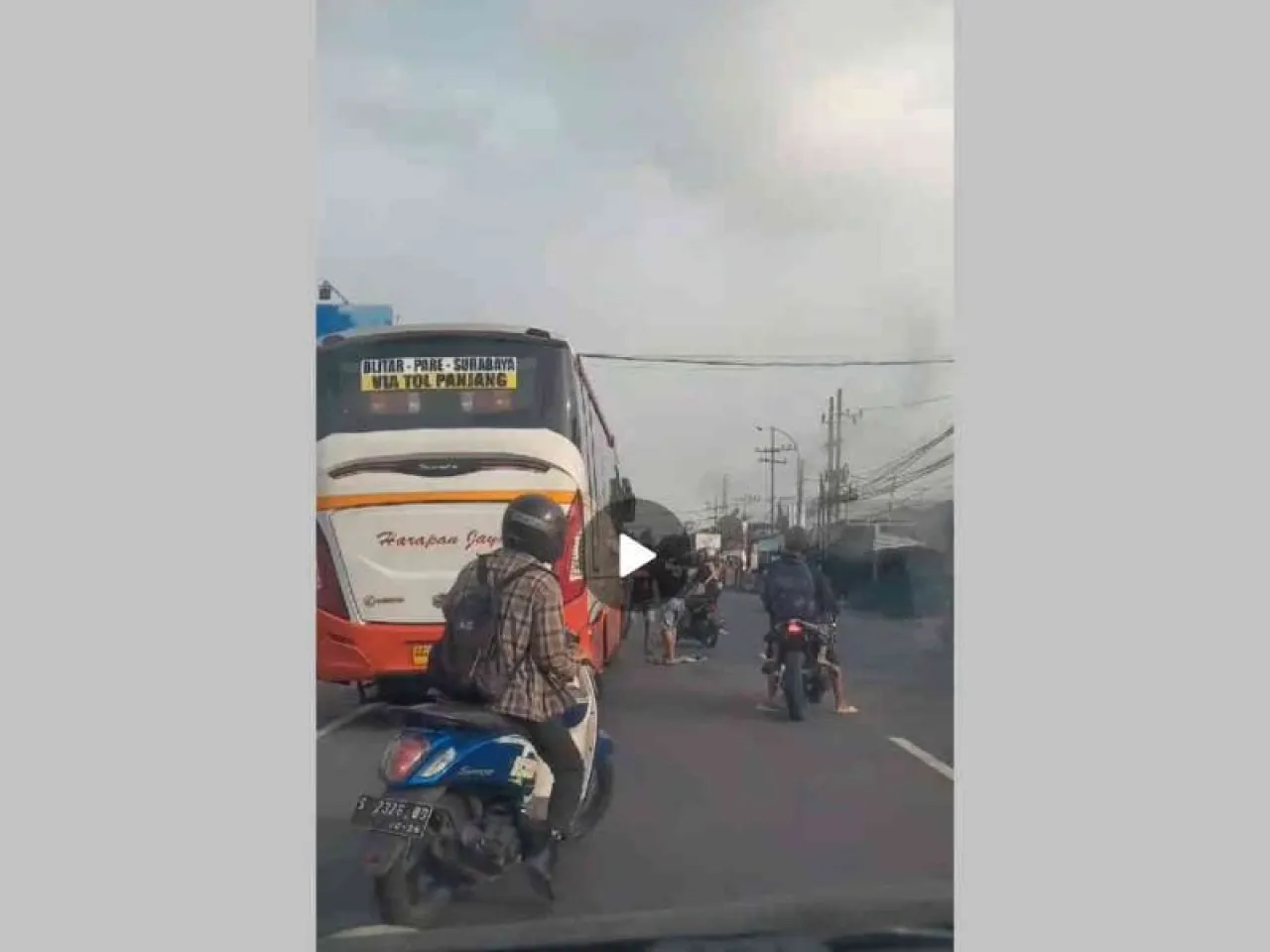 Mabuk Miras lalu Hadang Bus, Pemuda di Jombang Dimassa Warga