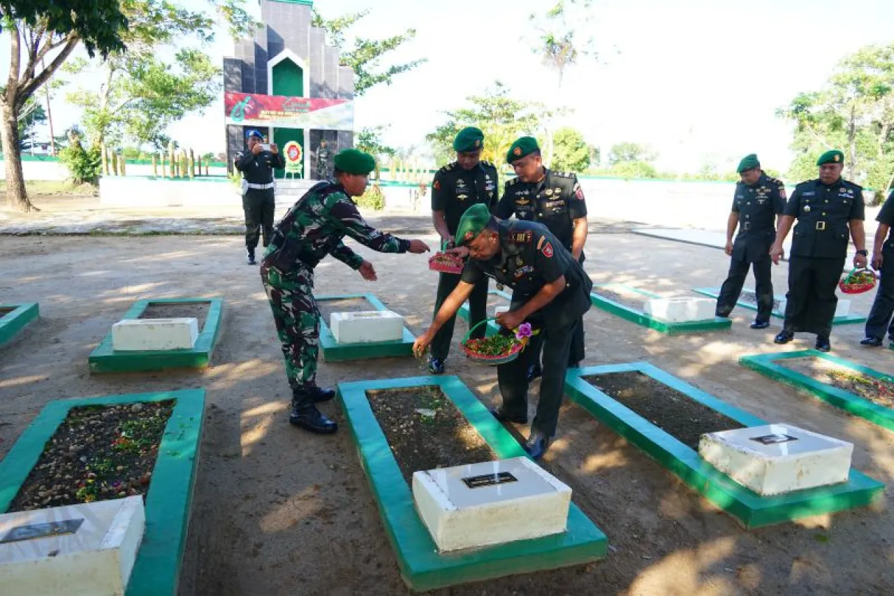 Kodim 1022/Tanah Bumbu Ziarah ke Taman Makam Pahlawan Mattone Pagatan